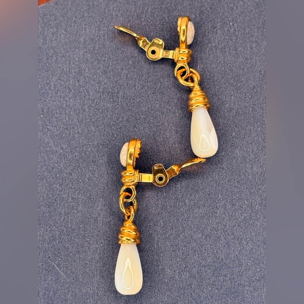 VTG Monet Gold Tone Clip-On Drop Earrings White Teardrop Dangle 80s 90s Signed - Picture 4 of 7